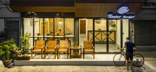 Thanon Phetchaburi Hostel | Timber Hostel