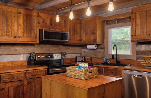 Bluff City Cabin | "Timber Lodge", Rustic 4BR Log Cabin + Guesthouse