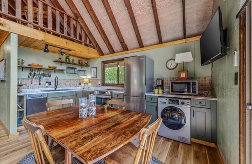 Berkeley Springs House | Timber Ridge Cabin - Wifi | Fire pit | Horseshoe Pit | Outdoor Shower | Deck | Games