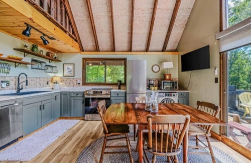 Berkeley Springs House | Timber Ridge Cabin - Wifi | Fire pit | Horseshoe Pit | Outdoor Shower | Deck | Games