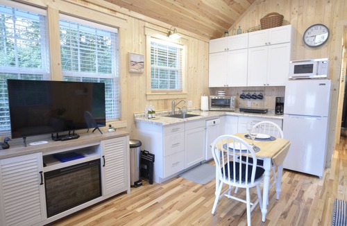 Durants Neck Cottage | Timber Tiny House~ Screen Porch~Private Driveway~ Country Getaway Near Croquet