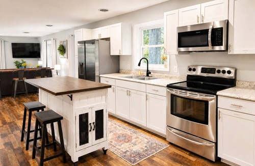 Forest House | Timber View Haven|Spacious Family Retreat| Firepit Playset Grill| 10 Min LU