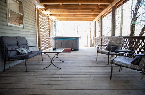 Old Washington Cottage | Timberline Cabins - Dogwood Cottage - Hot Tub, Pets