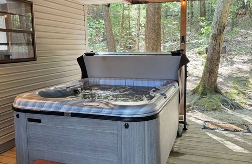 Old Washington Cottage | Timberline Cabins - Wildwood Cottage - Hot tub, Pets