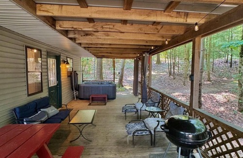 Old Washington Cottage | Timberline Cabins - Wildwood Cottage - Hot tub, Pets