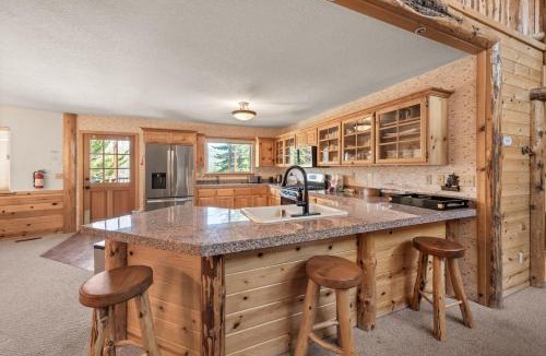Castle Glen Estates House | Timberline View Estate - Log Cabin with Hot Tub, Pool Table, Sleeps 10, Expansive Deck & Views