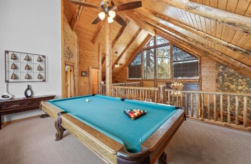 Castle Glen Estates House | Timberline View Estate - Log Cabin with Hot Tub, Pool Table, Sleeps 10, Expansive Deck & Views