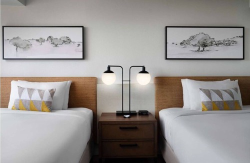 Irvine Business Complex Hotel | Time for a Delightful Getaway! Airport Shuttle, Pool & Jacuzzi, Pet Friendly