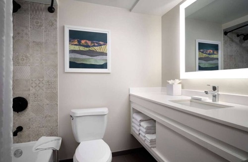 Irvine Business Complex Hotel | Time for a Delightful Getaway! Airport Shuttle, Pool & Jacuzzi, Pet Friendly