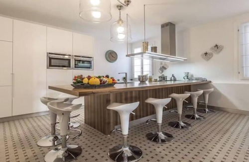 Cannaregio Apartment | Timeless Elegance with Canal Views in Cannaregio