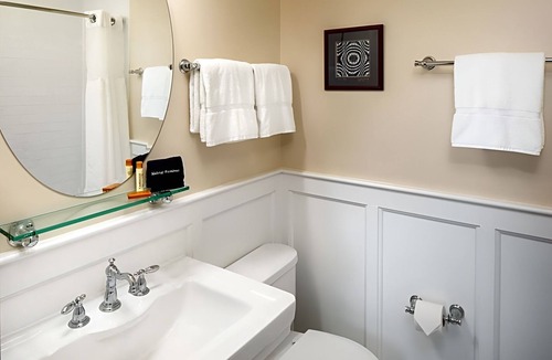Berea Hotel | Timeless Room w/Refined Charm Near Berea College - Rich Heritage Retreat!