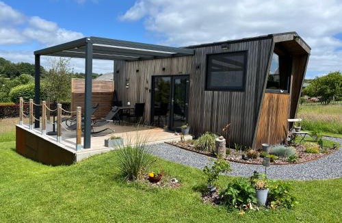Redu House | Tiny BlackandWood