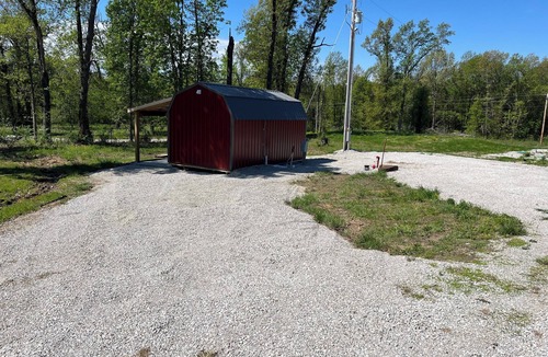 Monroe City Cabin | Tiny cabin set in back of the property. Great for a quiet couples getaway.