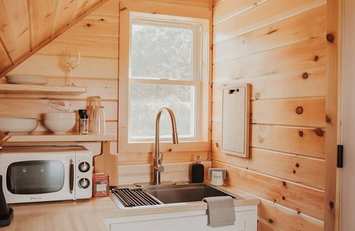 Hector Apartment | Tiny Cabin Stay in the Finger Lakes! (English)
