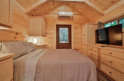 Lookout Valley Neighborhood Association House | Tiny Cabin Village Private Hot Tub Lynda Cabin