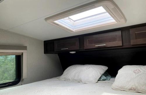 Santa House | Tiny Caravan Great for Couples with Landscape Views in Idaho