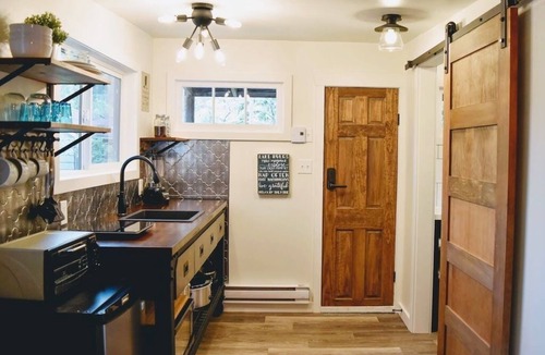 Harrison Hot Springs Cottage | Tiny cottage with kitchenette