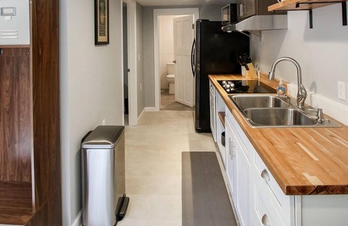 Midtown Cottage | Tiny Cottage, Live with Pets in Central Savannah