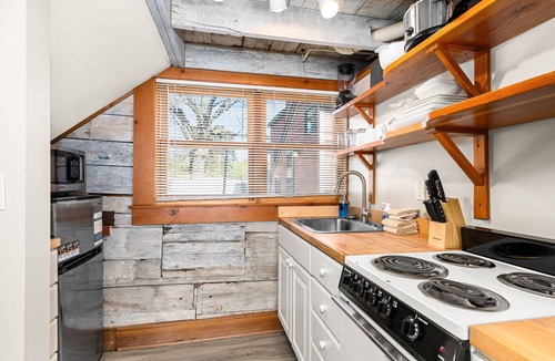 Park Point Cottage | Tiny Driftwood Cottage Near Beach Access