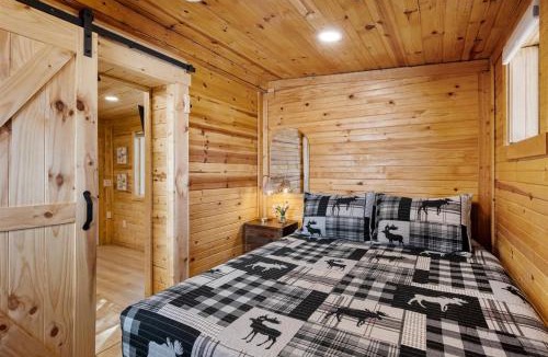 Williams Cabin | Tiny Elk Cabin - 1BR Wilderness Retreat Near Grand Canyon w Outdoor Fireplace