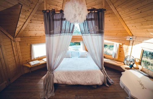 Saint-Leonard-des-Bois Bed & Breakfast | Tiny House Heart of Grinding Wheel