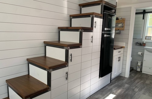 Flat Rock House | Tiny Home @ Backyard Apple Cottages