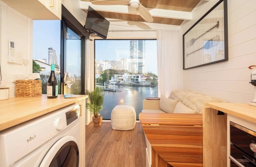 Broadbeach Waters Cabin | Tiny Home in the heart of Broadbeach - River & Skyline Views!