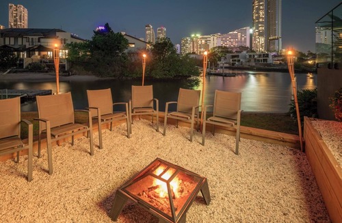 Broadbeach Waters Cabin | Tiny Home in the heart of Broadbeach - River & Skyline Views!