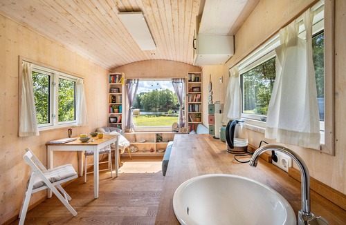 Fitzen House | Tiny Home 'Mit Blick Auf Den See' with Private Garden, Wi-Fi and Air Conditioning