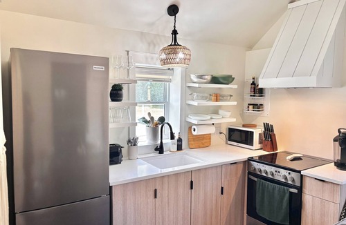 Bothwell House | Tiny home, private yard, fire pit. 3-30 mins to attractions & conveniences