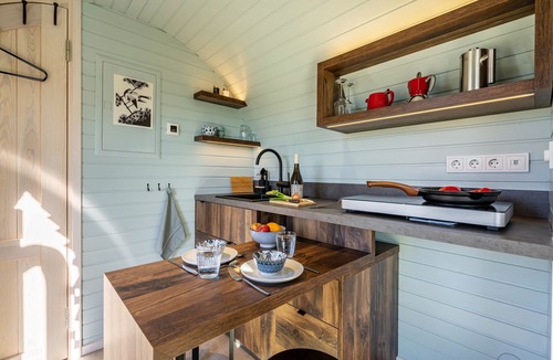 Hirschfeld House | Tiny Home 'Stall Und Sterne - Kleiner Wagen' with Mountain View, Private Terrace and Wi-Fi