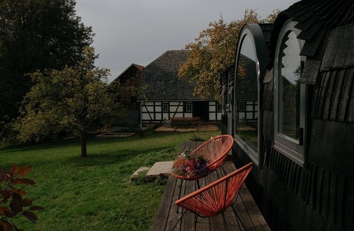 Hirschfeld House | Tiny Home 'Stall Und Sterne - Kleiner Wagen' with Mountain View, Private Terrace and Wi-Fi
