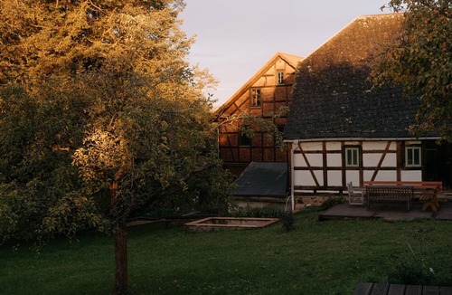 Hirschfeld House | Tiny Home 'Stall Und Sterne - Kleiner Wagen' with Mountain View, Private Terrace and Wi-Fi
