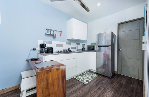 Potrero Ski Chalet | Tiny home w/Pool, Backyard, Parking, BBQ, Kitchen & more in Playa Potrero