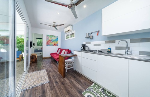 Potrero Ski Chalet | Tiny home w/Pool, Backyard, Parking, BBQ, Kitchen & more in Playa Potrero