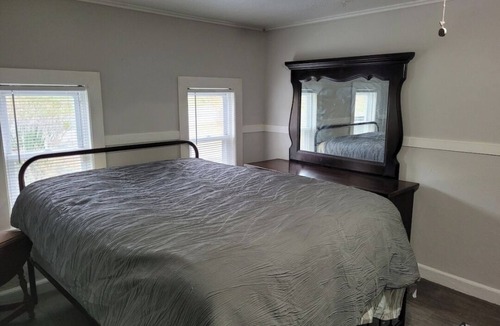 Indian Orchard House | Tiny Home with AC and WiFi in lovely Ludlow