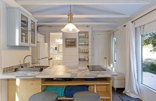 Bacliff Apartment | Tiny house 5 minutes near Kemah boardwalk!