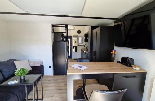 Borken House | Tiny House am See Dillich - Schwimmteich - Klimaanlage - Hunde willkommen - Eigener Garten