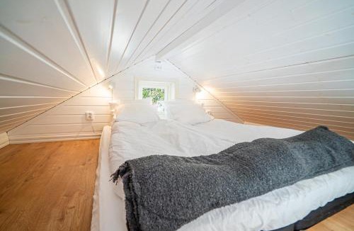 Molnlycke House | Tiny House at Lake with Canoe & Forest close to Gothenburg