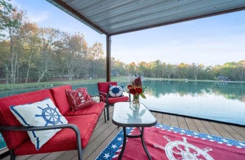 Brackney Boat Rental | Tiny House Boat on a Tiny Lake Retreat