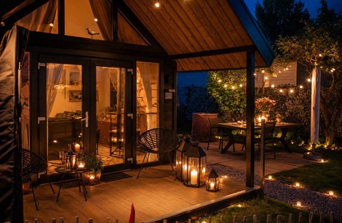 Lathum House | Tiny house Holland by the lake and beach. Fenced garden, outdoor shower and fireplace.