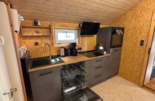 Karbach House | Tiny House mit Garten und Sauna