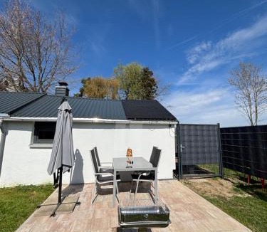 Karbach House | Tiny House mit Garten und Sauna