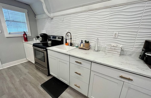 North Charleston Cottage | Tiny house monthly rental with small office in central North Charleston with AC