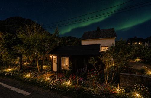 Sørvagen Hostel | Tiny House - The LOWFO House Lofoten