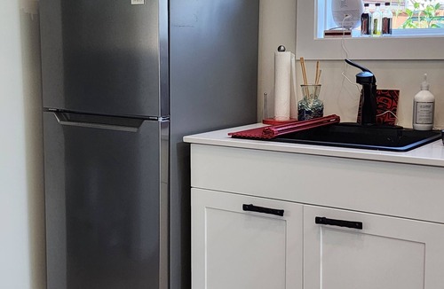 Campbell River House | Tiny House with NEW HOT TUB close to ocean, hiking, fishing and golf!