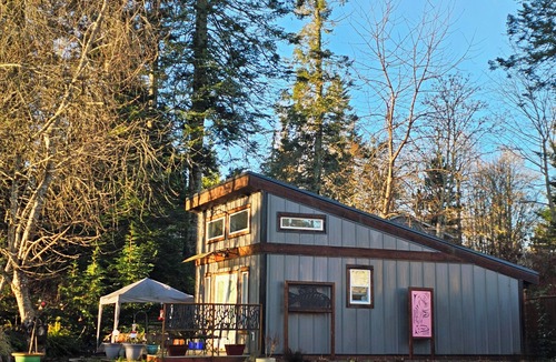 Campbell River House | Tiny House with NEW HOT TUB close to ocean, hiking, fishing and golf!