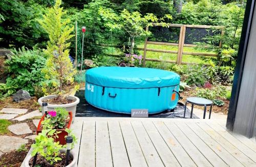 Campbell River House | Tiny House with Hot Tub, close to golf, beaches and nature!