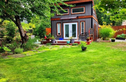 Campbell River House | Tiny House with Hot Tub, close to golf, beaches and nature!