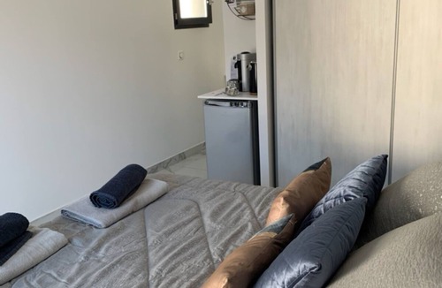 Peypin Bed & Breakfast | Tiny house with private terrace and heated pool access